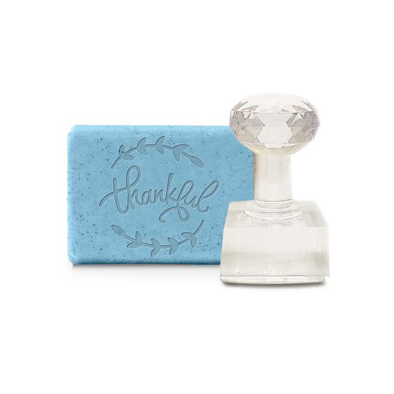 Clear acrylic soap stamp with handle. The stamp is used to stamp a pattern into already cut soap.
The stamp handle ensures easy use of the stamp. Press the sta